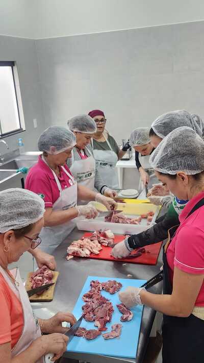 Núcleo Feminino Coprossel participa de curso sobre a arte do churrasco